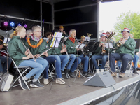 902325 Afbeelding van een optreden van de muziekvereniging 'De Bazuin de Meern' op het grote parkeerterrein aan het ...